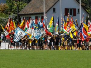 Warten auf den Fahnenlauf